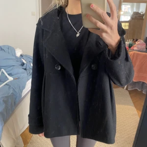 Så fin kappa! - Jättesnygg kappa som jag köpt utomlands! Kommer tyvärr inte till användning.. perfekt nu till hösten😍😍går att ha på två olika sätt!  