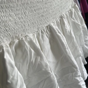 Volangkjol - Jättesöt vit volangkjol, ännu finare när man strukit den😉