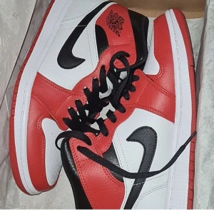 Jordan 1 Chicago  - Säljer mina jordans i okej skick. Haft i något år därav priset. Kom privat för yttligare information.