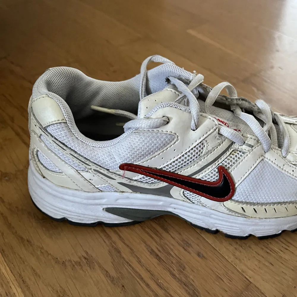 Nike Compete strl 36 köpta second hand, osäker vilket år de är gjorda. Supersnygga nike-skor i bra skick, knappt använda!  De är så fina men tyvärr för små för mig… 🥲 Hoppas att någon annan kan få glädje av dem 🤗. Skor.