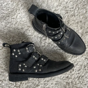 Zadig boots - Boots från Zadig & Voltaire i storlek 38. Skinn boots med nitar! Går att putsa upp bättre🩷