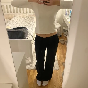 Kostymbyxor Aloba  - Från Aloba, använda fåtal gånger. Low Waist suit pants. Har sytt upp de hos skräddare då de var lite långa på mig, är 176 men har ganska korta ben. Går att spreta upp