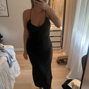 Svart långklänning med slits - Köpt i Köpenhamn för 800kr, aldrig använd!