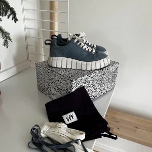 Eytys - Så fina eytys som ej används av mig så funderar på att sälja! Har bytt snörena till de blåa då jag tycker de är snyggast!🥰 strl 37