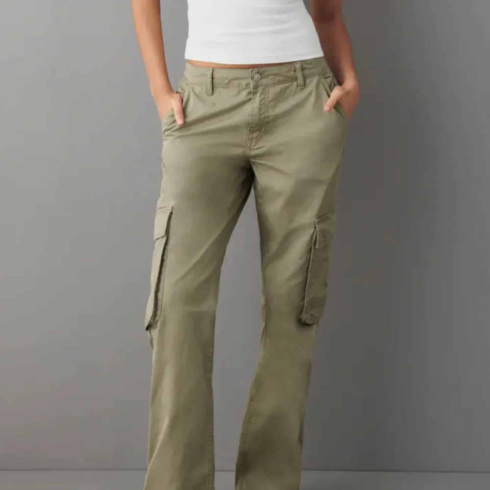 Supersnygga gröna cargo jeans med låg midja. Använda en gång då de inte passade mig. Nyskick!. Jeans & Byxor.