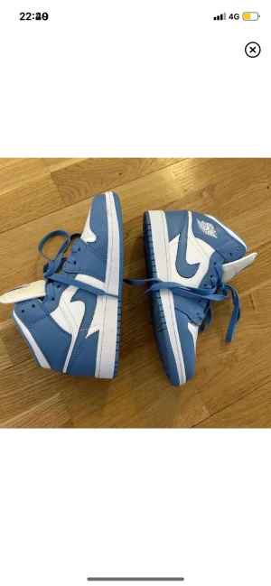 Jordans  - Säljer mina jordans för de tyvärr är för små. Endast använda 2 gånger. Säljer för 1100kr + frakt! ❤️köpte för 2000 kr.