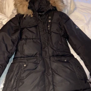 Vinterjacka - Säljer min vinter jacka från Hollies, använd 1 vinter och är i väldigt bra skick. Storlek 38 men funkar för 36.   Ny pris - 4500kr Mitt pris - 1500kr Pris kan diskuteras