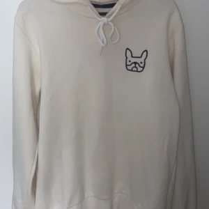 Vit hoddie - Vit hoddie från Jack & Jones. Använd fåtal gånger, mycket bra skick. Storlek Medium , men funkar även för de med Small.