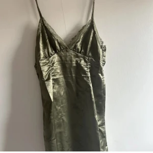 satinklänning - Olivgrön satinklänning från h&m 🫒💚