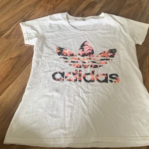 Tröja - Adidas tröja❤️ står ej för frakten!🫐  Köpt är köpt🩵