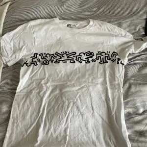 Keith harring t shirt, skick som ny. Storlek M. Pris 150kr. 