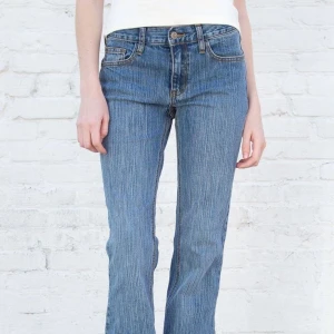 Brandy Melville jeans - Säljer dessa jättesnygga brandy melville jeansen i modellen brielle 90s. Säljer de eftersom de inte får tillräckligt med användning, i nyskick🫶 Skriv för mer bilder!