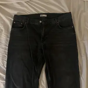 Ett par jeans från ginatricot i storlek 44 ( små i storleken, ganska korta)