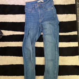 Jeans  - Säljer mina Gina tricket jeans i storlek s. Modellen är Molly. Supen sköna och i en fin blå färg. 