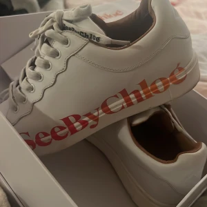 Skor - Säljer dessa helt nya par skor ifrån see by chloe