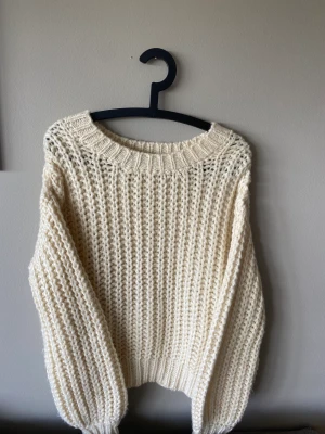 Stickad tröja - En oversized mjuk stickad tröja i storlek L. Aldrig använd från märket pieces. Nypris 599kr