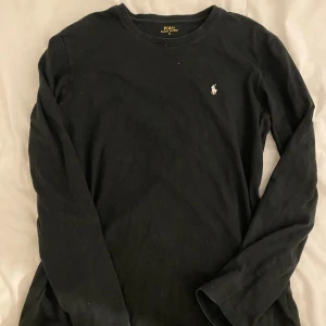 Ralph Lauren Tröja - Svart långärmad Ralph Lauren tröja i storlek XL. Sitter oversized på mig som brukar ha S/M. Använd skick. Hör av dig vid fler frågor! :)