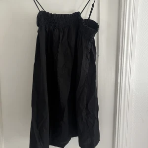 Svart klänning - Svart klänning, använd 1 gång Inga synliga tecken på användning💞