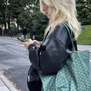 Zara skinn bomberjacka - En skitsnygg jacka från Zara herrr i storlek S. Liknar den som är på bild 1. Säljer den då jag har köpt en liknande🩷 Har bara provat den, men aldrig använd. 