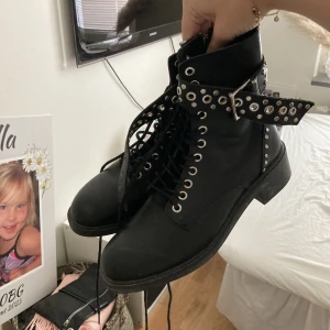 Asballa boots - As coola skor från zara med nitar⚡️⚡️endast använda 1 gång, köptes för 800 kr💜 frakt tillkommer 