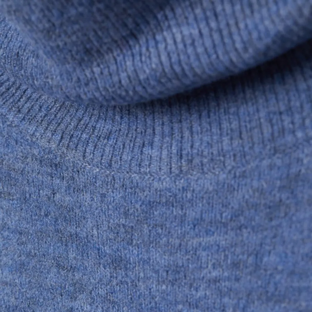 Lite längre mjuk stickad tröja med polokrage från H&M, slits i sidorna.. Stickat.