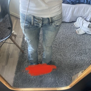 Lågmidjade jeans - Säljer dom här jeansen för att dom inte kommer till användning dom påminner om ltb jeans dom är utsvängda där nere och lågmidjade 