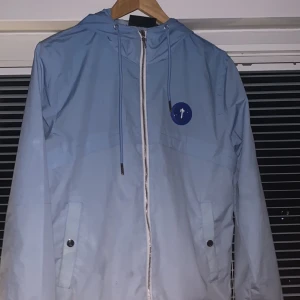 Trapstar windbreaker - Säljer trapstar windbreaker, använd fåtal gånger. Skick 10/10 som ny. Ny pris 2499, mitt pris 1500. Äkta såklart 