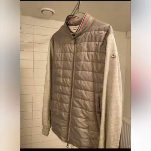 Hej! Säljer min moncler cardigan i storlek 2/S använd fast i riktigt bra skick inga skador gammal model! För fler frågor bara att skriva