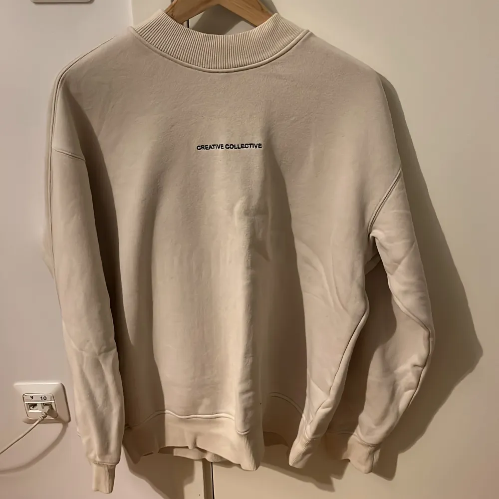 Säljer min hm sweatshirt skönt material,skicket 8/10.. Hoodies.