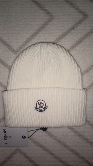 Vit Moncler mössa  - Oanvänd, inte ens testad! Strl S! 