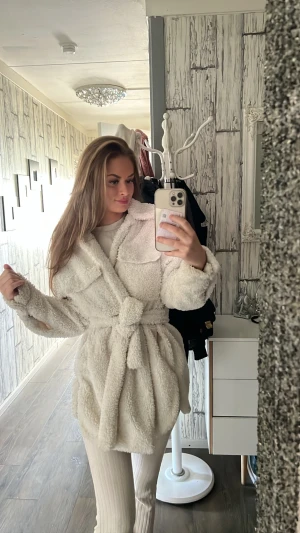Missguided Teddy jacka med skärp - 💞🌸Hej, säljer min krämvita Teddy jacka från missguided perfekt till hösten och våren! Jättefint skick! Använd cirka en vinter och är i storlek 36 passar personer som har 38 också.  Ny pris 899 kr säljer för 300 kr🌸💞