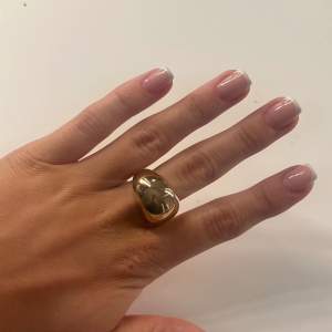 Helt ny chunky pilgrim ring!! Endast testad men kommer inte till användning då jag endast använder silversmycken❤️den är justerbar och passar därför alla! NYPRIS: 349kr