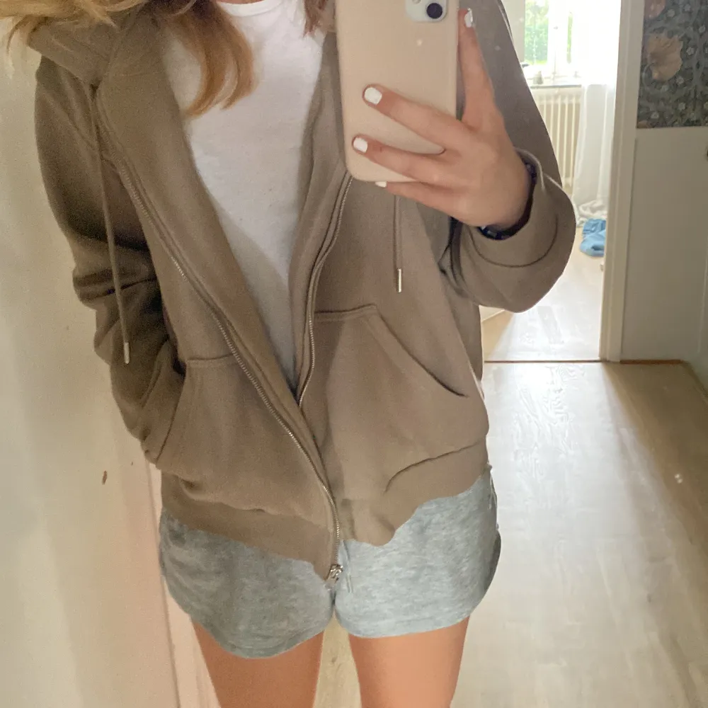 Jätte mysig beige zip up hoodie i strl M,  passar perfekt nu till hösten och är väldigt gosig inuti, använd fåtal gånger🤍. Hoodies.