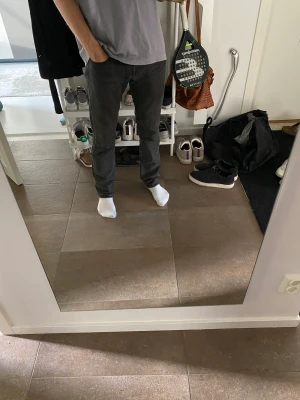 Levis Jeans - Säljer mina mörkgrå levis 501 jeans eftersom jag inte använt dom på 2 år. Jätte fint skick och sparsamt använda.