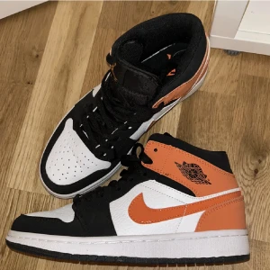 Jordans - Jordans i storlek 38, normal i passformen. Har användt dom en gång så dom är i nyskick.  (Oäkta) 