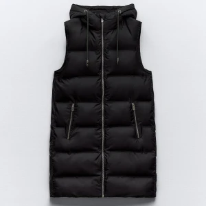 ZARA Lång väst - Tänker sälja denna eftersom den inte passar min storlek längre som ny och i bra gick❤️priser kan diskuteras☺️