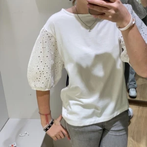 Vit Blus - Jätte fin blus, aldrig andvänd! Nypris 299kr, mitt pris 100kr för vill bli av med den