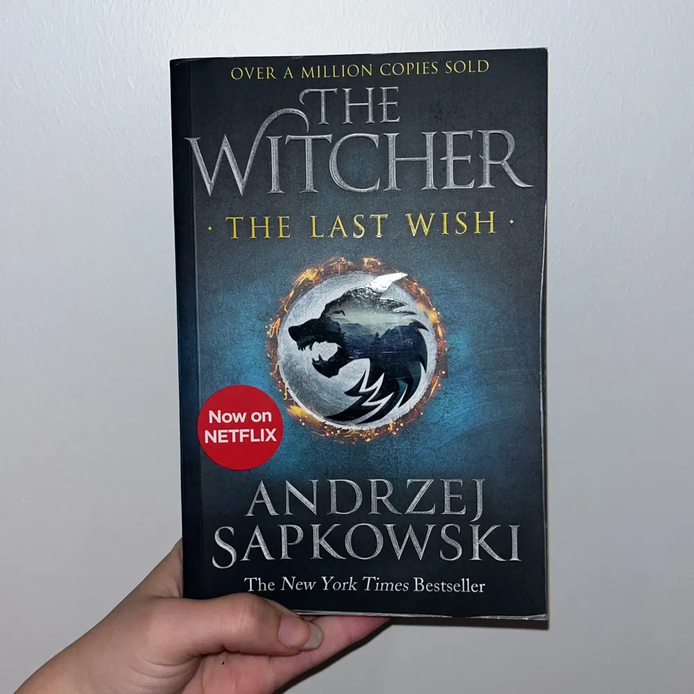 The Witcher: The Last Wish av Andrzej Sapkowski. Läst en gång, men tecken på användning. . Övrigt.