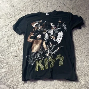 Kiss t-shirt - En jätte fin kiss t-shirt inga hål alls aldrig använd gott som ny 