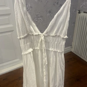 Pull and bear klänning  - Säljer nu denna fina kläningen från Pull and bear, slut på deras hemsida och är i mycket gott skick