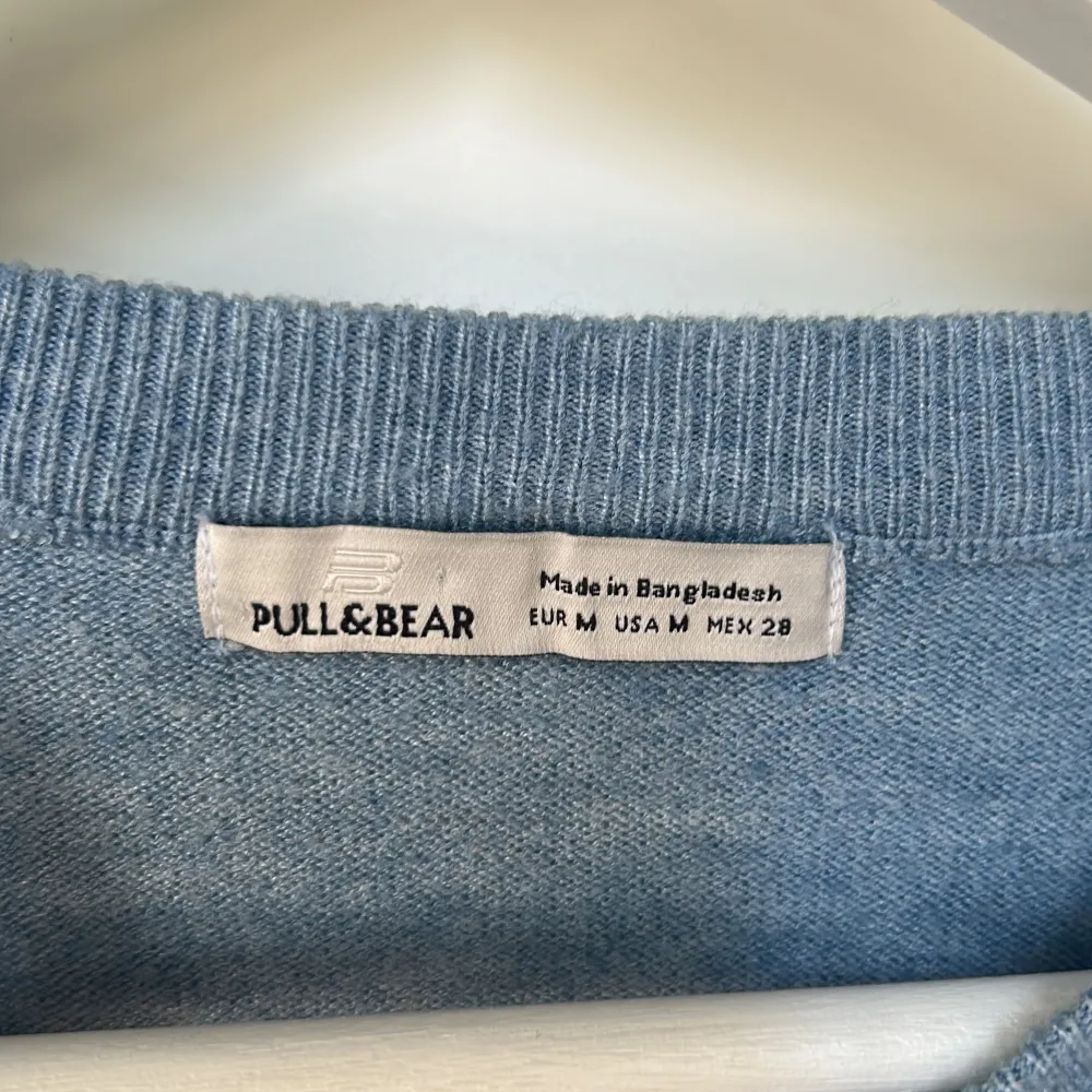 Säljer en superfin blå stickad tröja från Pull & bear, endast använd 1-2 gånger och är i nyskick. Storlek M men funkar för Xs/S. Nypris var 199kr. Köparen står för frakt!💕💕. Tröjor & Koftor.