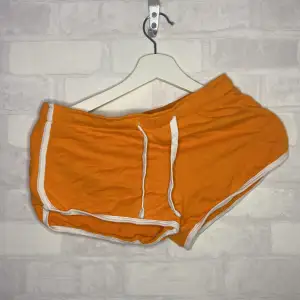 Oranga shorts, dom är ganska korta men de sitter bra. Knytnings bara o storlek S. Använda 1 gång!