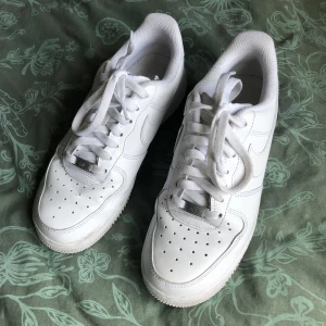 Nike Airforce 1 - Jag har haft på de 2 gånger. Fick de som present men de är tyvärr inte min stil!