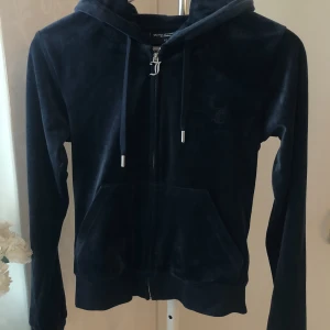 Juicy couture mörkblå hoodie - Den är i gott skick då den endast är använd några fåtal gånger. Pris i butik: 1 300kr