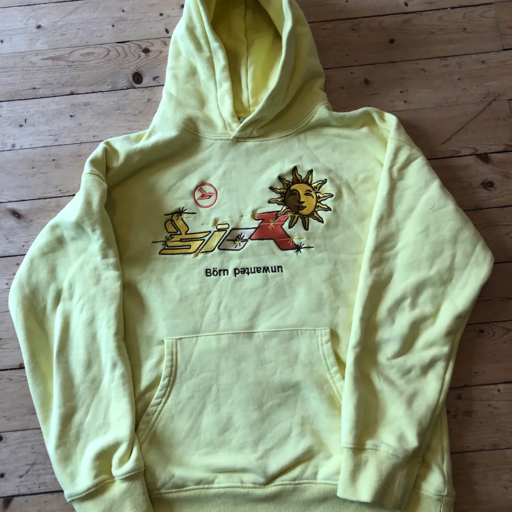 En gul hoodie från Ian Connors märke ”Sicko”. Knappt använd. Det är en rep men ser exakt ut som originalet utan några flaws.. Hoodies.
