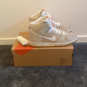 Nike sb dunk high ISO ”orange label” - Nike sb dunk skor som är lite använda men är i mycket gott skick. Inga trasigheten. Skorna går från 1500- cirka 2000, nya. Beror på vart man köper. Bara fråga om det är några övriga funderingar om skorna!
