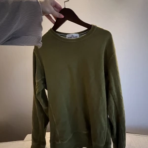 Stone island tröja strl M - Grön tröja i fint skick. 