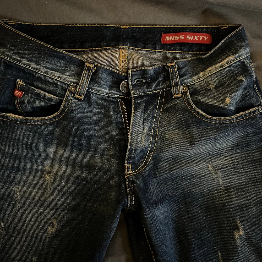 Vintage jeans ifrån miss sixty i Size 26, midjemått rakt över 36 cm😊 jag är 1,73 och de passar mig i längden skriv för mer info om det önskas !. Jeans & Byxor.