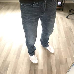 Fina Levis jeans 514. storlek 30/32 lite små i storleken! Mörkare blå än vad man ser på bilden! (Smidig affär=lägre pris)