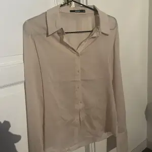 Beige skjorta i mesh, från Bikbok. Nyskick